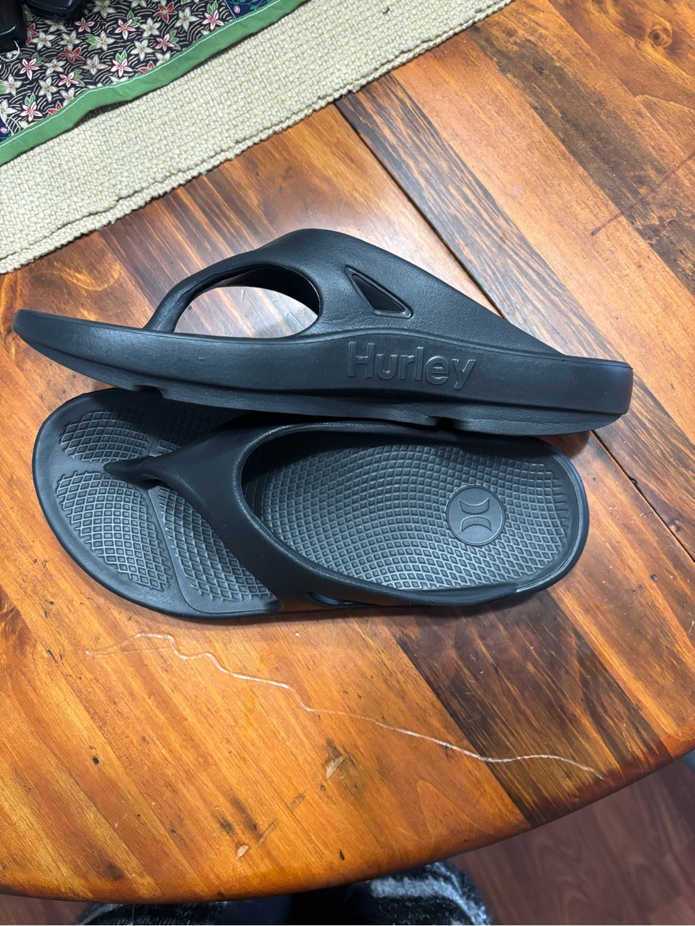 Hurley Black Flip Flops Size 9 NWOT